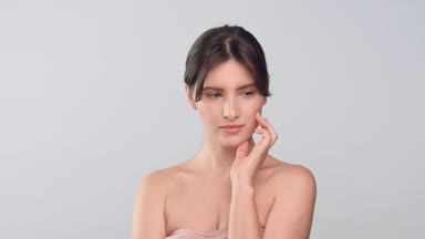 Young woman shows an idea expression