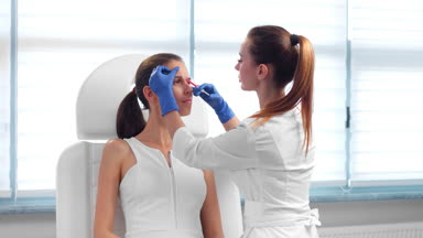 Doctor make botulinum toxin injections for glabellar lines.