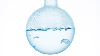 Nicotinamide solution boiling in flask, condensation visible