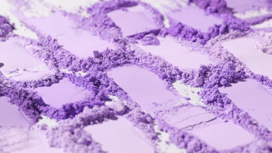 Violet Shades of Powder Heaps in Extreme Close-Up
