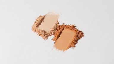 Beige Powder Heaps in Dynamic Light