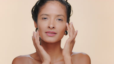 Argentinian woman bronzed balanced skin strokes forehead tan bg
